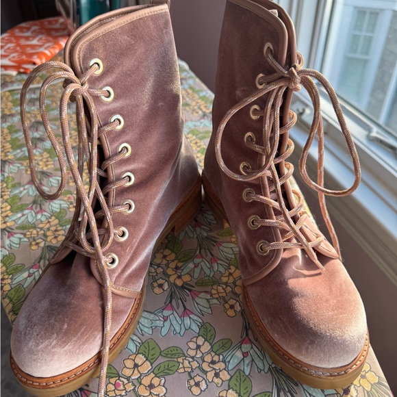 Stuart Weitzman Pink/Mauve Velvet and Leather Combat boot size 8 - Picture 2 of 16